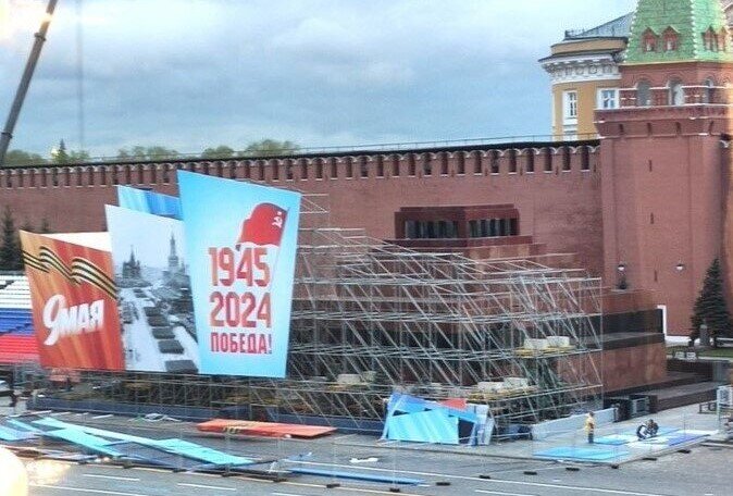 Оказывается, уважаемые читатели, так как надпись "Ленин" на Мавзолее была над головами гостей, присутствующих на параде, то поэтому и решили драпировать его на День Победы.