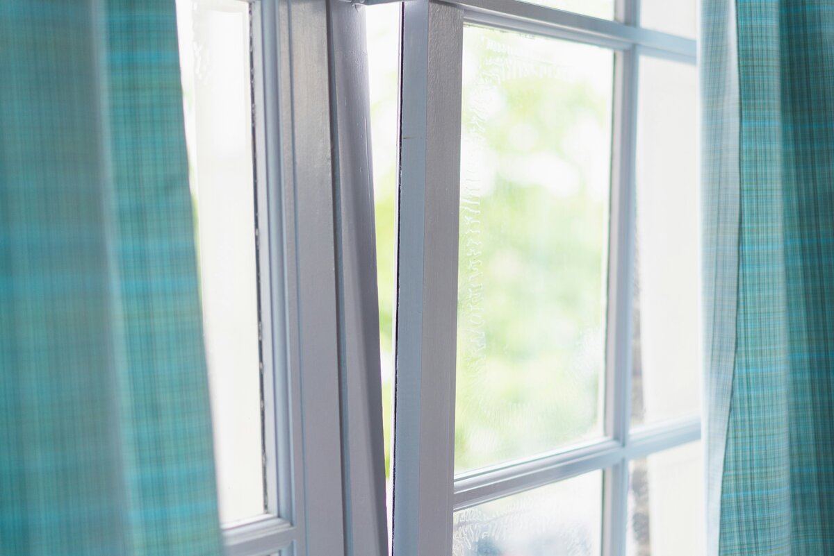     7 способов повесить шторы, не просверлив ни одной дырки