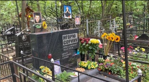 Певец, актер и поэт Игорь Сорин словно вспышка появился в середине 90-х, озарил всех своим светом и энергией, а также подарил миру культовые песни, будучи солистом группы «Иванушки International».-5