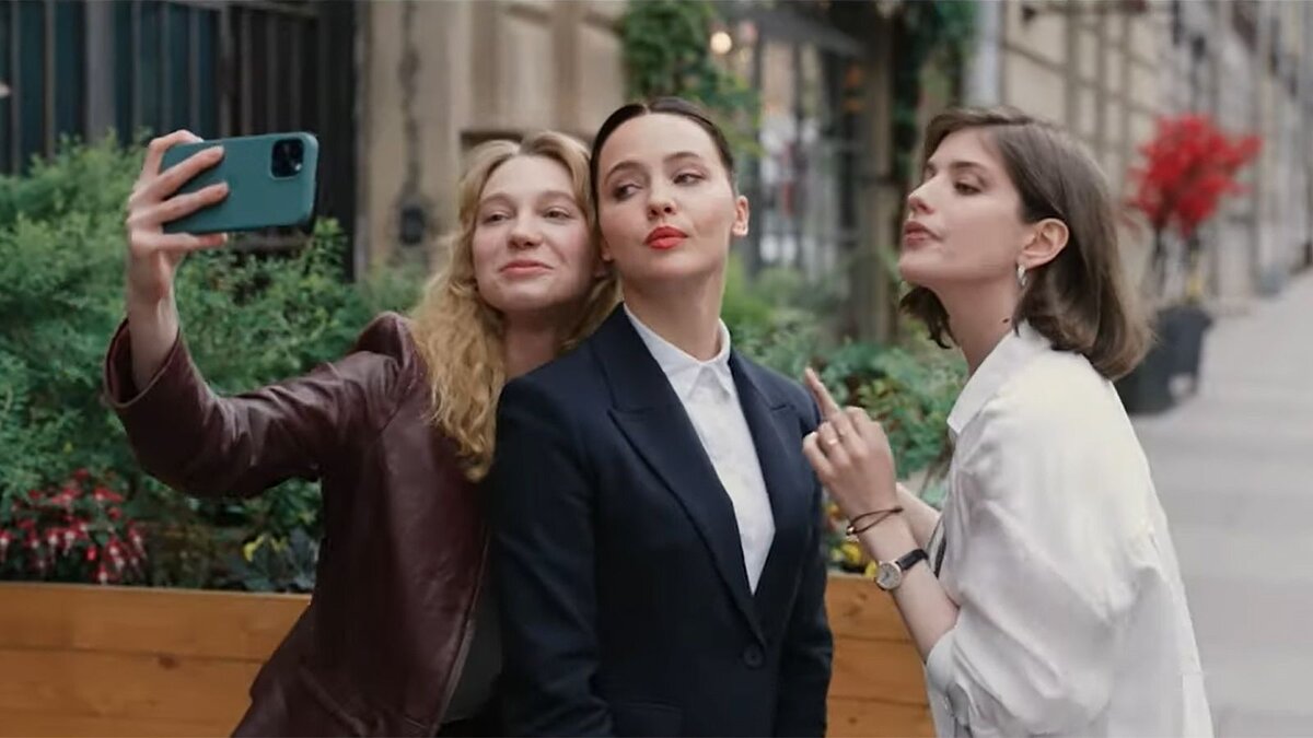 Марина Васильева, Юлия Хлынина и Анна Чиповская. Кадр из сериала "Первый класс".