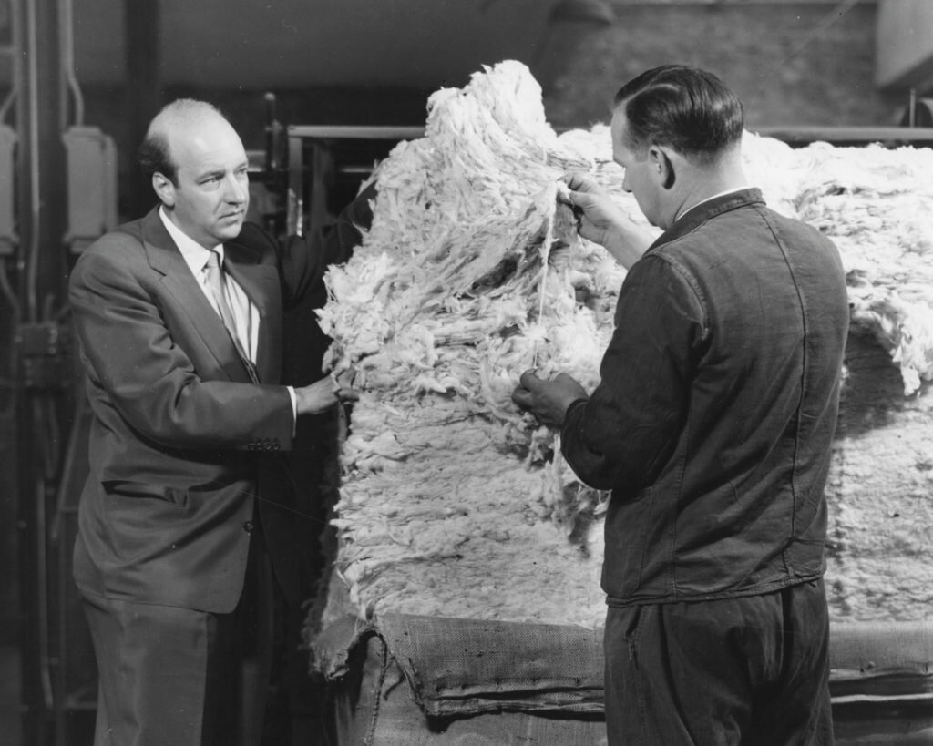 Герд Биллербек, сын основателя компании Генриха Биллербека, и работник производства проверяют сырьё