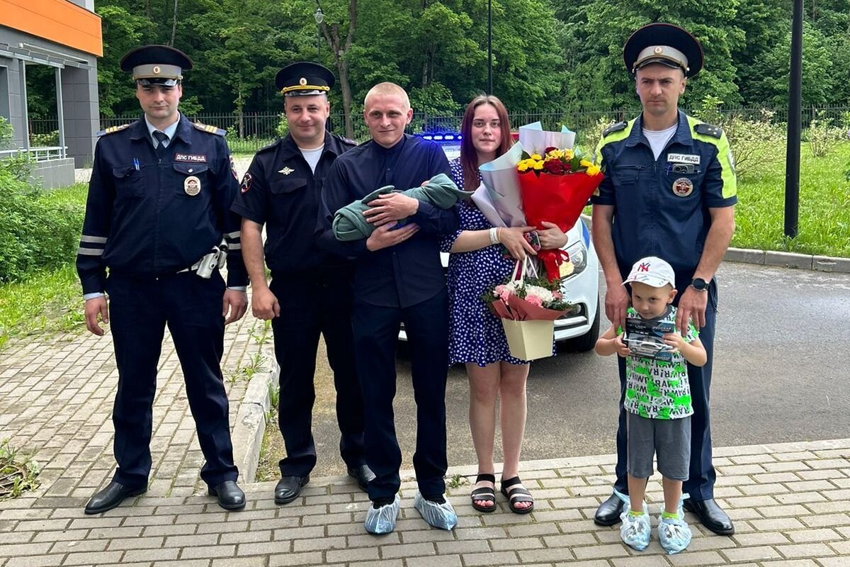 В Ленобласти сотрудники ГАИ помогли доставить в больницу роженицу | ИА  Регнум | Дзен