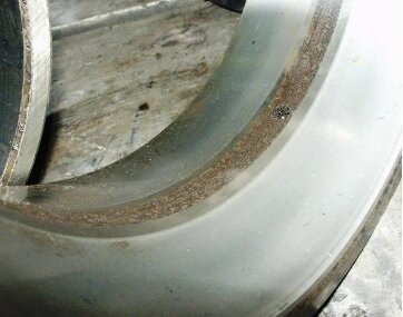 Рисунок -. Окислительный износ на дорожке качения внешнего кольца радиально-упорного конического двухрядного роликового подшипника