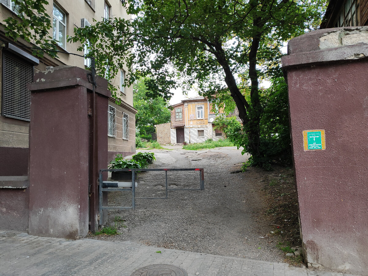 Находится во дворе дома №13 по улице Красноармейская (май 2024 года)