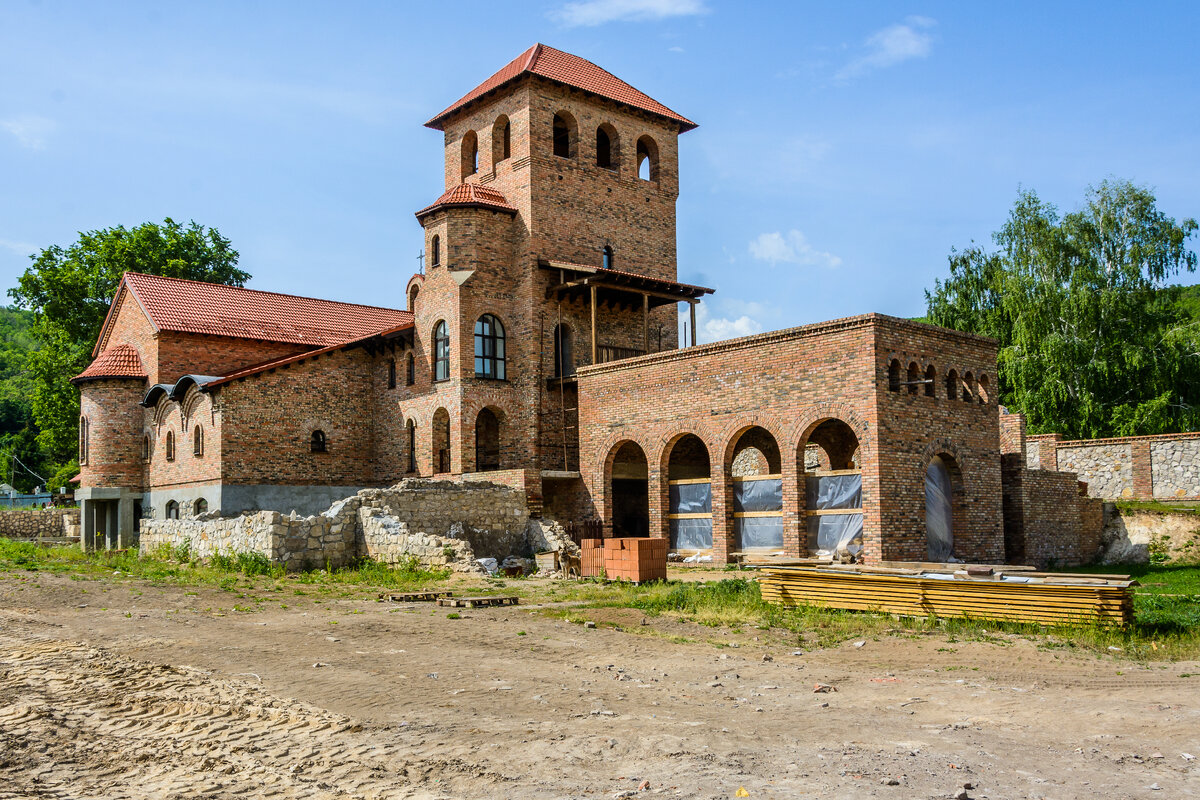 Относительно недолгая история Гавриловой Поляны полна трагических событий: сначала здесь содержали заключённых, многие из которых погибли, едва покинув село, затем - душевнобольных, которыми пугали...-2-3