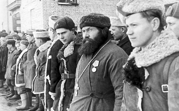 Отец Федор с партизанами