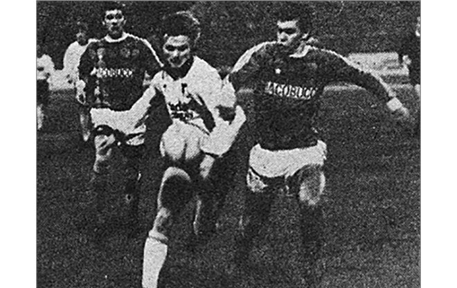 «Торпедо» - «Днепр» (Днепропетровск) – 1:0. К воротам гостей рвётся торпедовец Юрий Тишков (в белом).