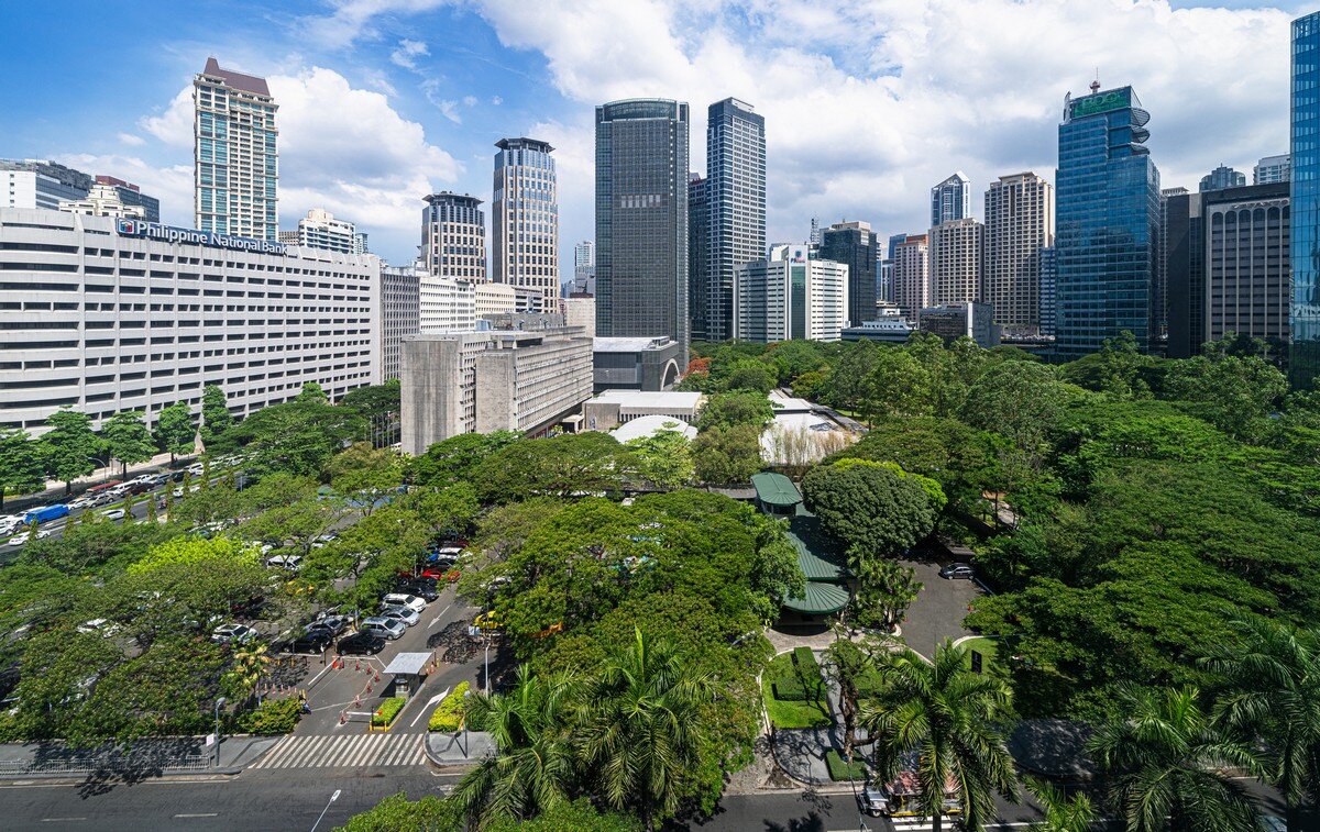 Манила — это очень разношёрстный город. Есть и откровенная нищета и фавелы, есть и весьма богатые, ухоженные и зелёные кварталы.