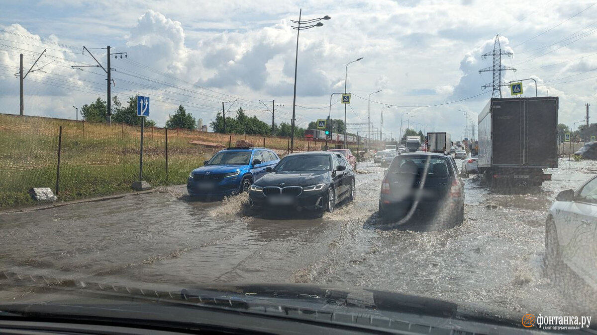 В Московском районе Петербурга сразу на нескольких участках дороги  образовались бассейны. Читайте на 