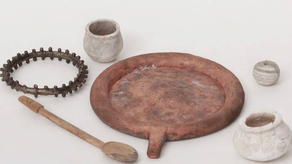 Клад Октябрьского района: зеркало, бронзовый браслет, пряслице и ложка