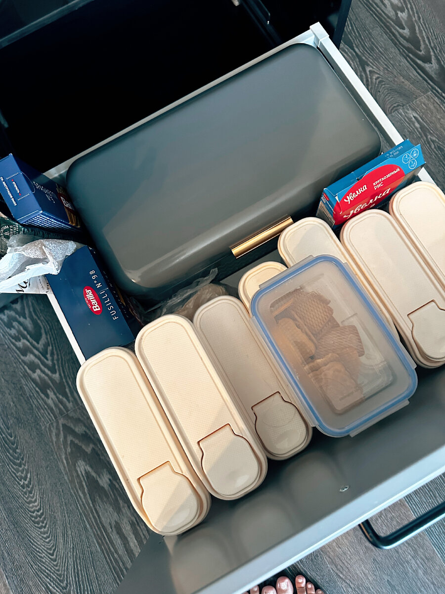 В любом случае лучше, если в доме порядок. Даже если хранение полностью скрыто не поленитесь подобрать одинаковые контейнеры для круп, приправ. Чаще устраивайте зачистку, чтобы ваши шкафы не превращались в склад потерянных разноцветных и разномастных крышек от контейнеров или пакетиков с разрыхлителем. В противном случае все эти разговоры про визуальный шум, лишь разговоры, потому что внутри ваших шкафов не просто визуальный шум, а настоящий шторм, пусть он и скрыт от вас дверцей шкафа. Беспорядок — есть беспорядок хоть внутри, хоть снаружи. 