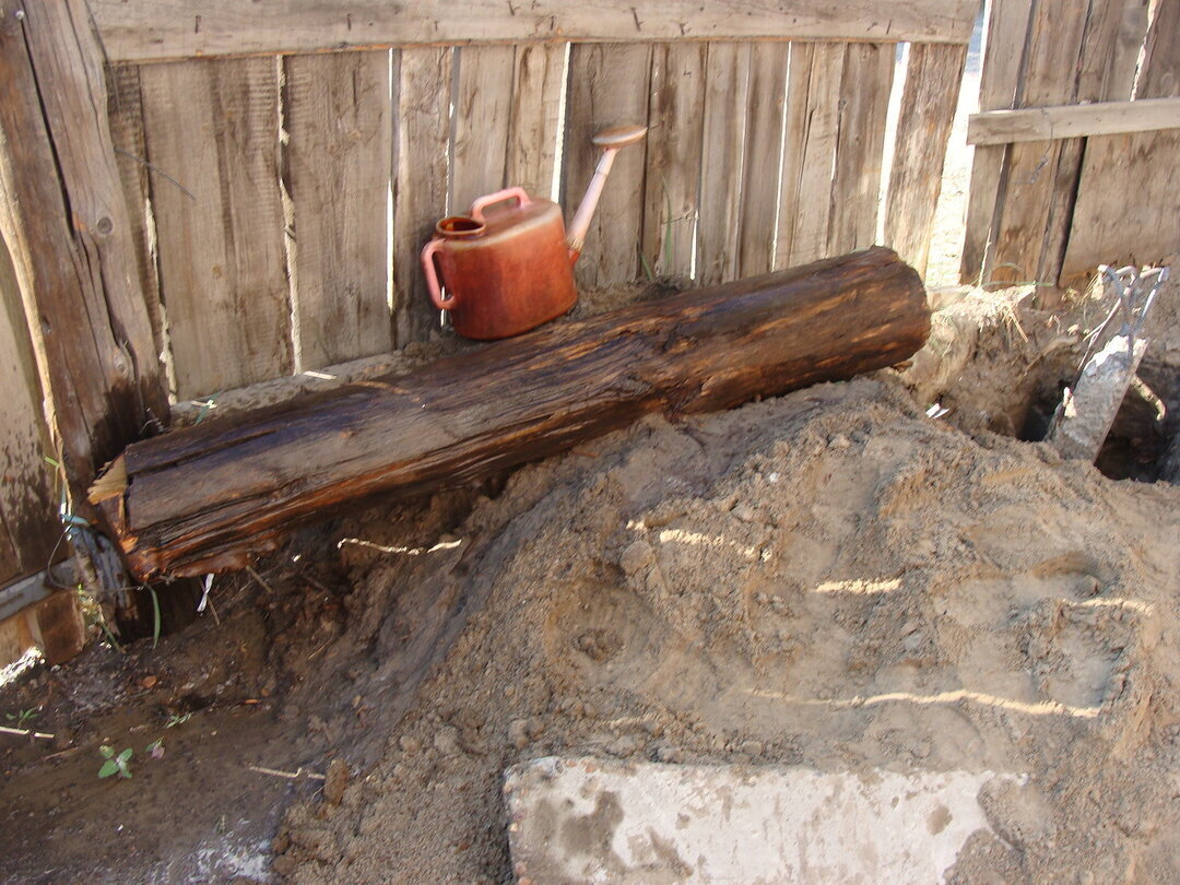 Эта часть столба вся была под землёй 