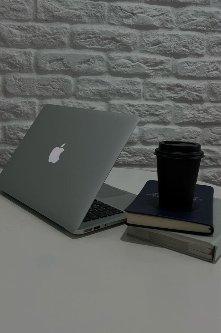 Всё самое необходимое: ноутбук, записные книжки и горячий кофе. 