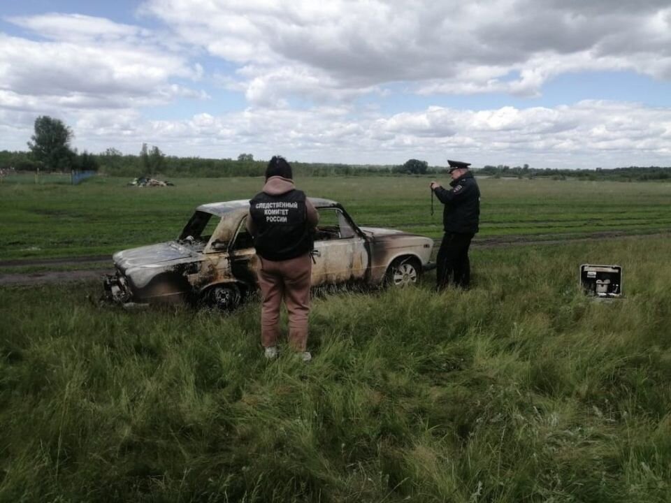    Сгоревший автомобиль. Источник: СУ СКР по Алтайскому краю