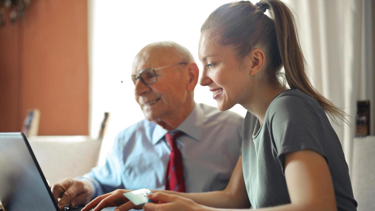    Пожилой мужчина и девушка у ноутбука:Pexels