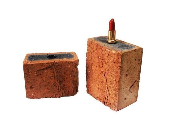 Художник-концептуалист Василий Слонов придумал «феминистскую помаду. Многие одобрили дизайн, но некоторые отметили, что это слишком грубая шутка. На это Василий ответил: "Я художник, и я пленен эстетикой современной жизни. Считаю, что все должно быть красиво. Представьте: каменщица берет кирпич и тут же на работе красит губы. Здесь нет никакого глумления, все должно быть красиво и по-доброму".  