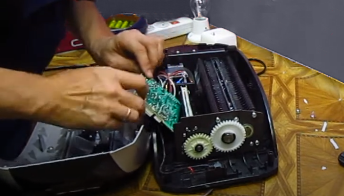 Фото 4. Извлекаем плату управления