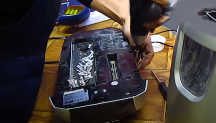 Фото 2. Производим разборку шредера (выкручиваем винты)