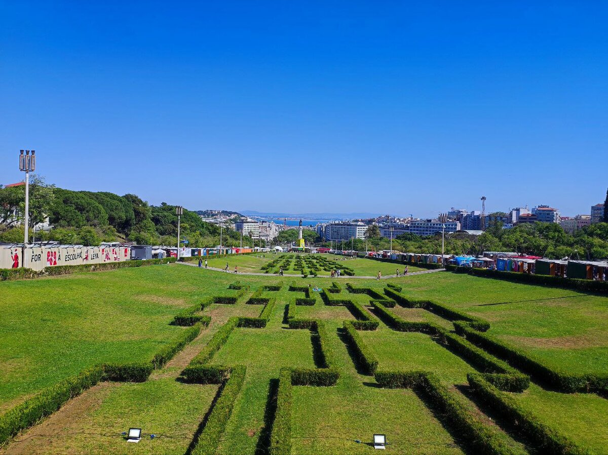 Павильоны, кажется, тянутся в даль бесконечно