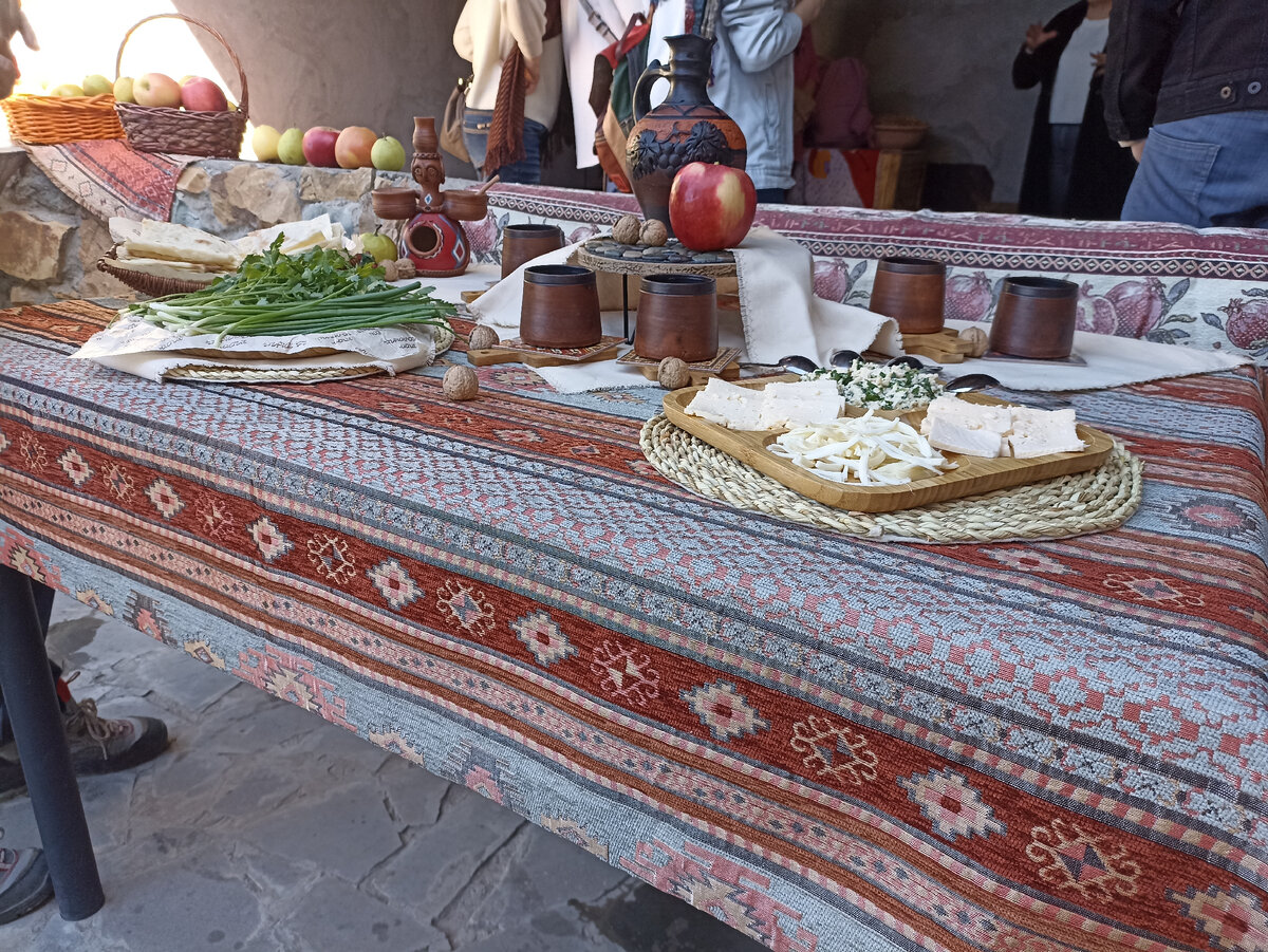 сыры и зелень всегда присутствуют на столе