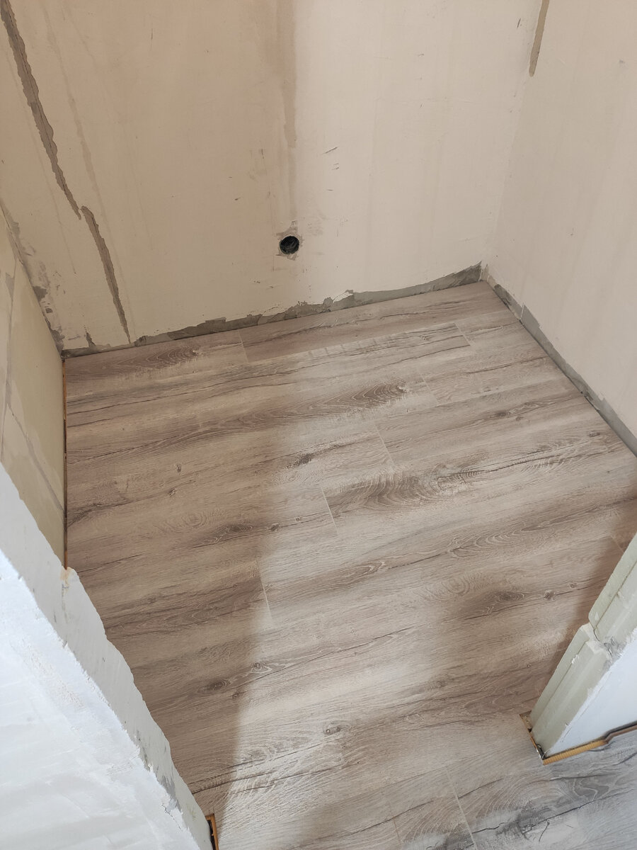 кроме кладовки не нашлось ни одной комнаты, где можно было бы снять пол целиком.