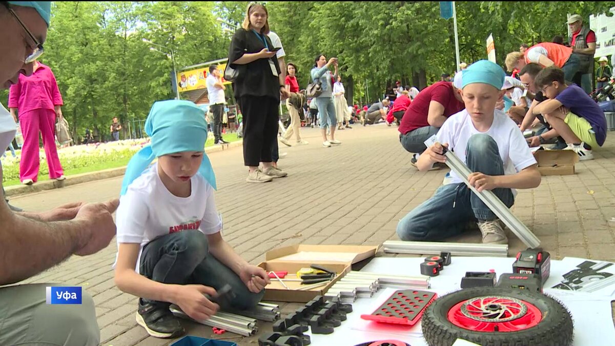    В День защиты детей в Уфе также прошел конкурс по скоростной сборке передвижного конструктора-трансформера