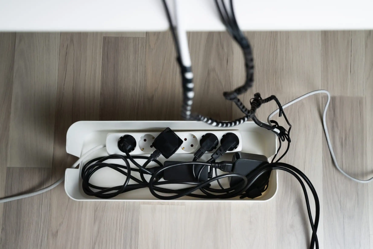 Удобный органайзер поможет сгруппировать провода и обезопасить маленьких непосед. 