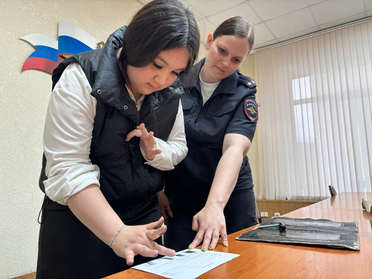 Полицейские провели экскурсию в отделе полиции для будущих юристов | Полиция.  Омск | Дзен