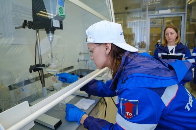    Лаборант должен контролировать качество транспортируемой нефти и нефтепродуктов. Фото: АО «Транснефть-Прикамье»
