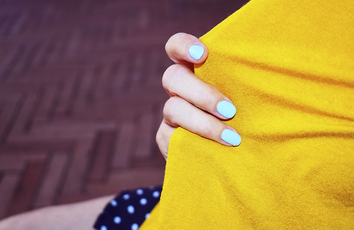 Фото https://unsplash.com/photos/person-with-blue-manicure-holding-orange-textile-AQtbKifKZRs