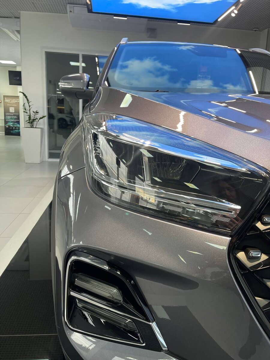 Новинка получила обновленный передний бампер с ходовыми огнями в виде светодиодных полос, которые обрамлены G-образным элементом