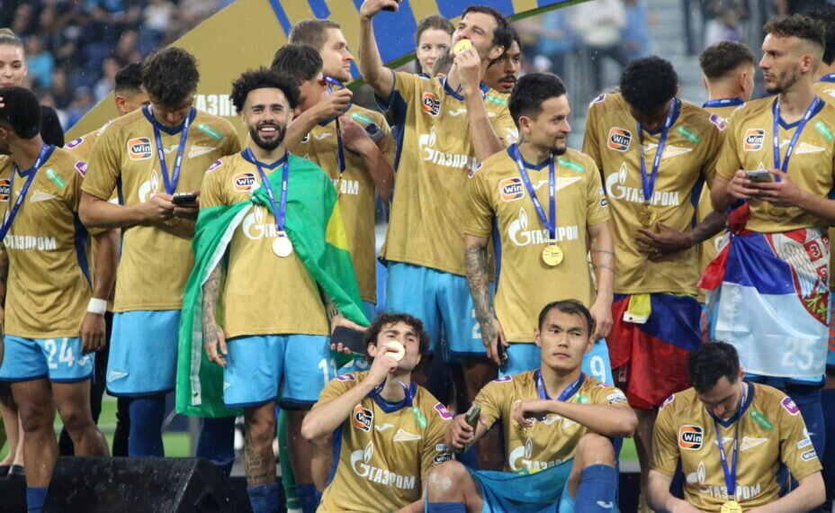    Игроки «Зенита» после победы в чемпионате, которую им принес домашний матч с «Ростовом» (2:1). Фото: Maksim Konstantinov/Global Look Press.