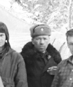 Фото 2. Капитан Чернышев, вертухай Ивдельлага, в лагере поисковиков в начале марта.