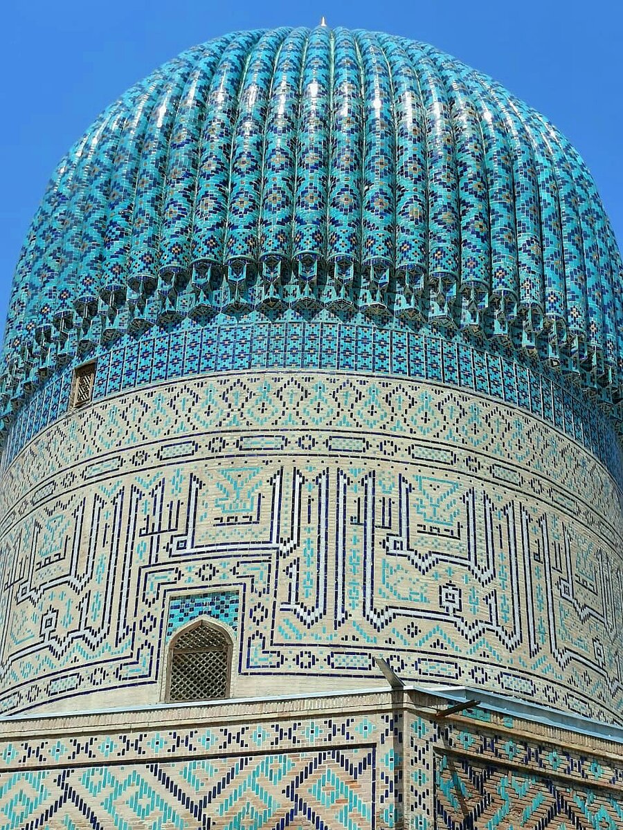 Голубой купол Гур- Эмира. Он огромен (высота - 12, 5 метров, диаметр купола - 15 метров). Купол доминирует над лаконичным зданием склепа. Но, строго говоря, ко временам Тимуридов, относится только главное здание мавзолея. 