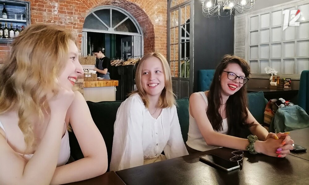 Жанр создатели постановки определили как околофилософский ромком.