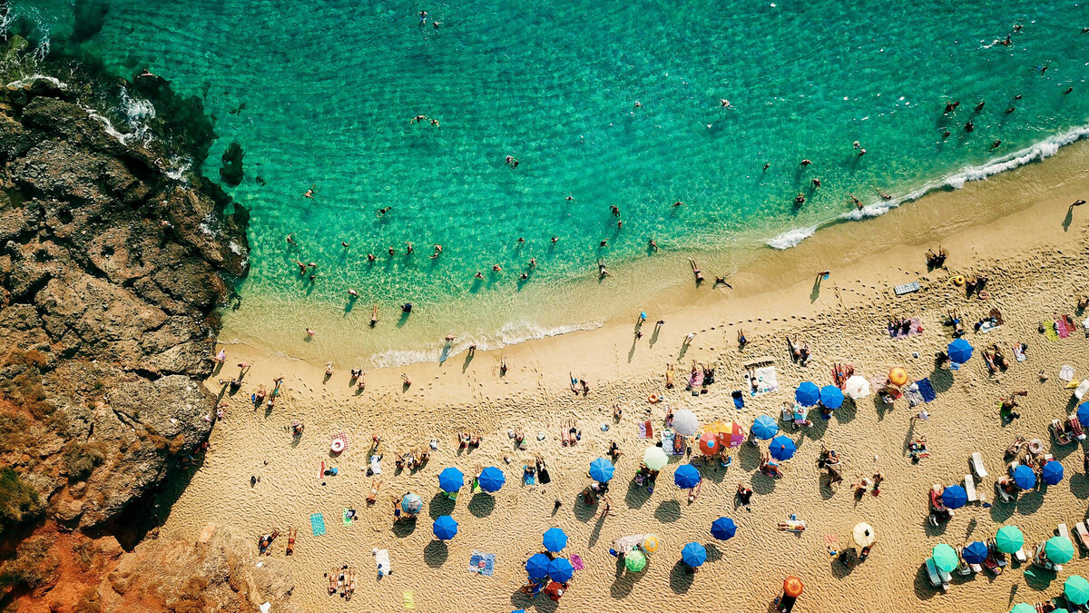 В Турции на 20 пляжах ввели запрет на ночное купание, сообщает RuNews24. Вход на побережье будет закрыт с мая по сентябрь с 20:00 до 8:00.