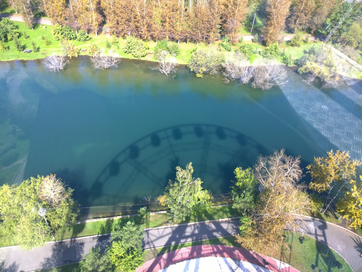 На острове Юность развернули парк аттракционов, даже колесо обозрения есть