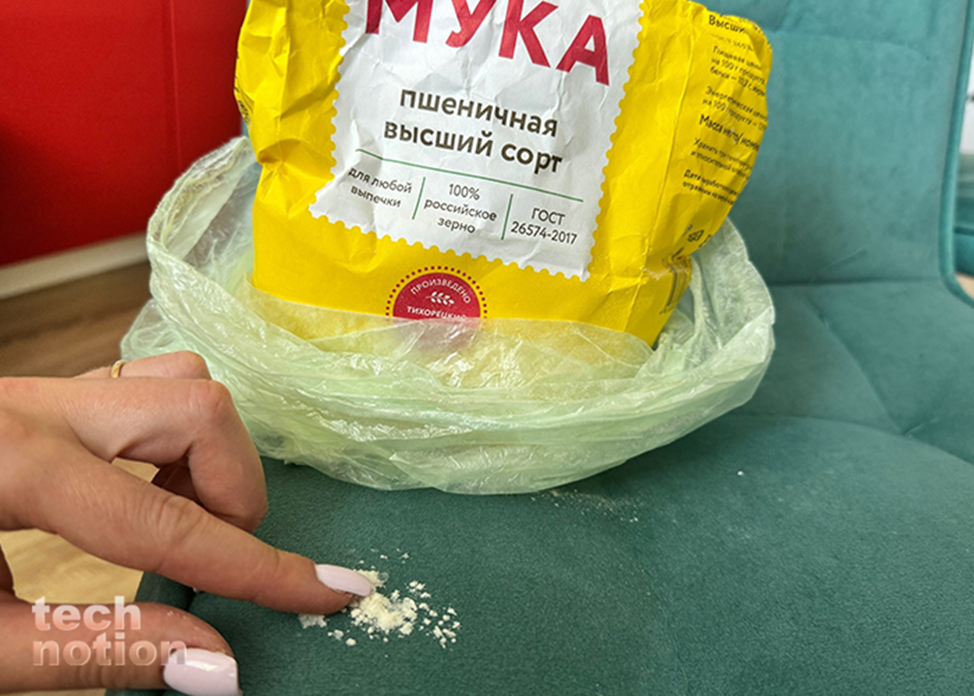 Насыпьте на жирное пятно на мягкой мебели муку, чтобы избавится от него