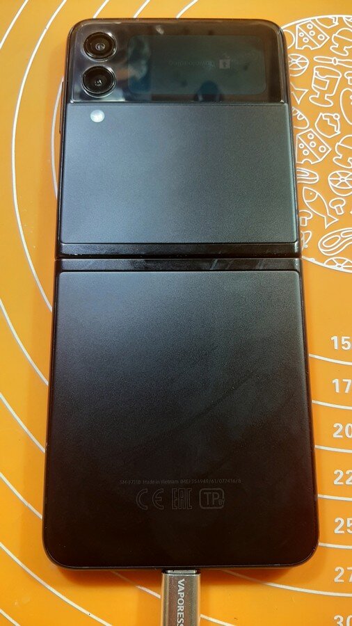 Samsung Z Flip 3 во весь рост