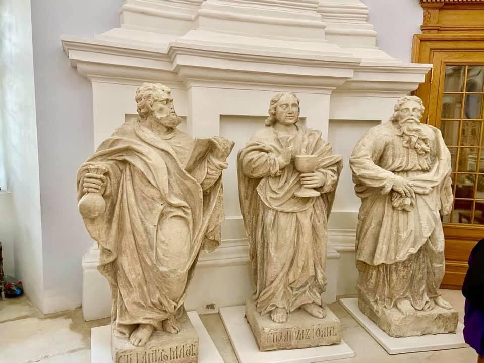 Три фигуры в человеческий рост  из 12 апостолов