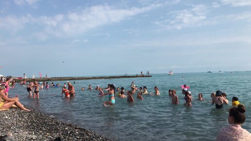 Пляжи Адлера уже полны туристов (июнь 2024). Лето начинается