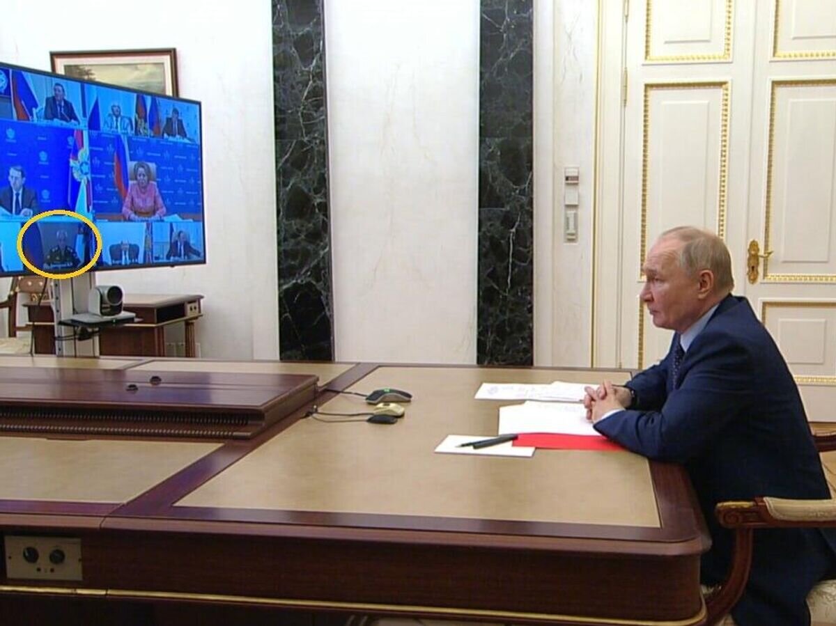    Президент России Владимир Путин проводит совещание с постоянными членами Совета безопасности РФ в режиме видеоконференции© РИА Новости