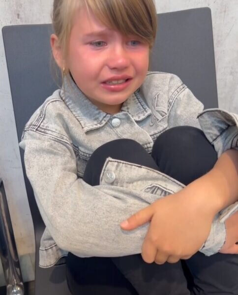    Дочь Телегина и Пелагии расплакалась в аэропорту, фото: соцсети