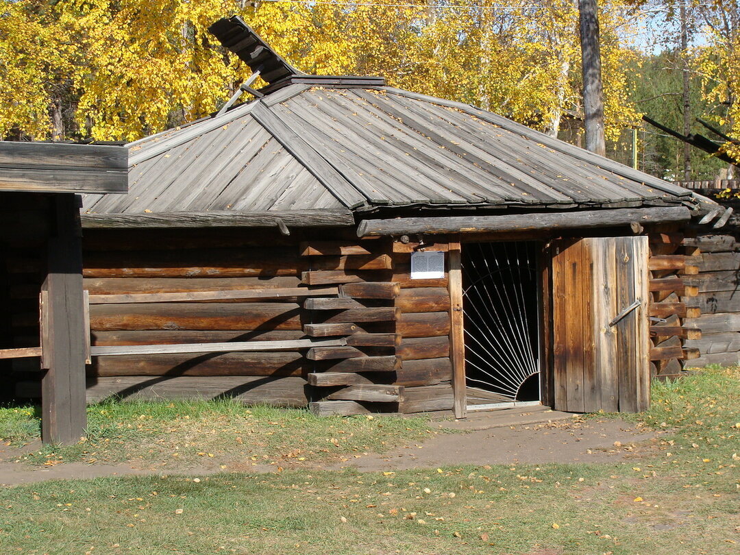 Юрта из бревен.