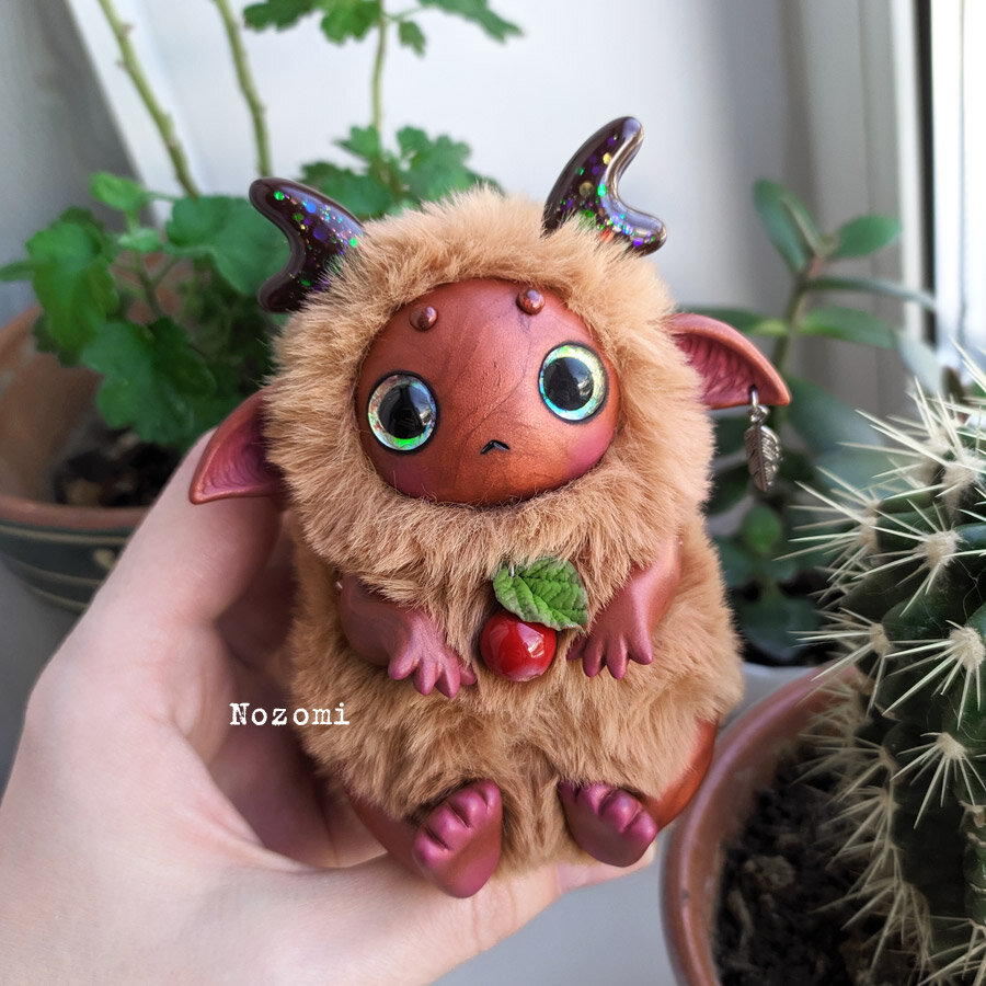 Милый малыш с ягодкой