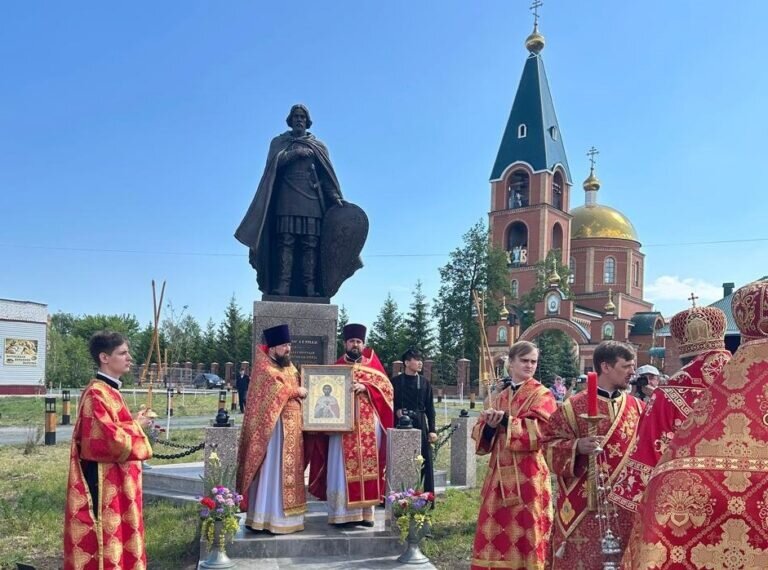    Митрополит Петр освятил памятник великому князю Александру Невскому в Абдулино Кристина Просвиркина