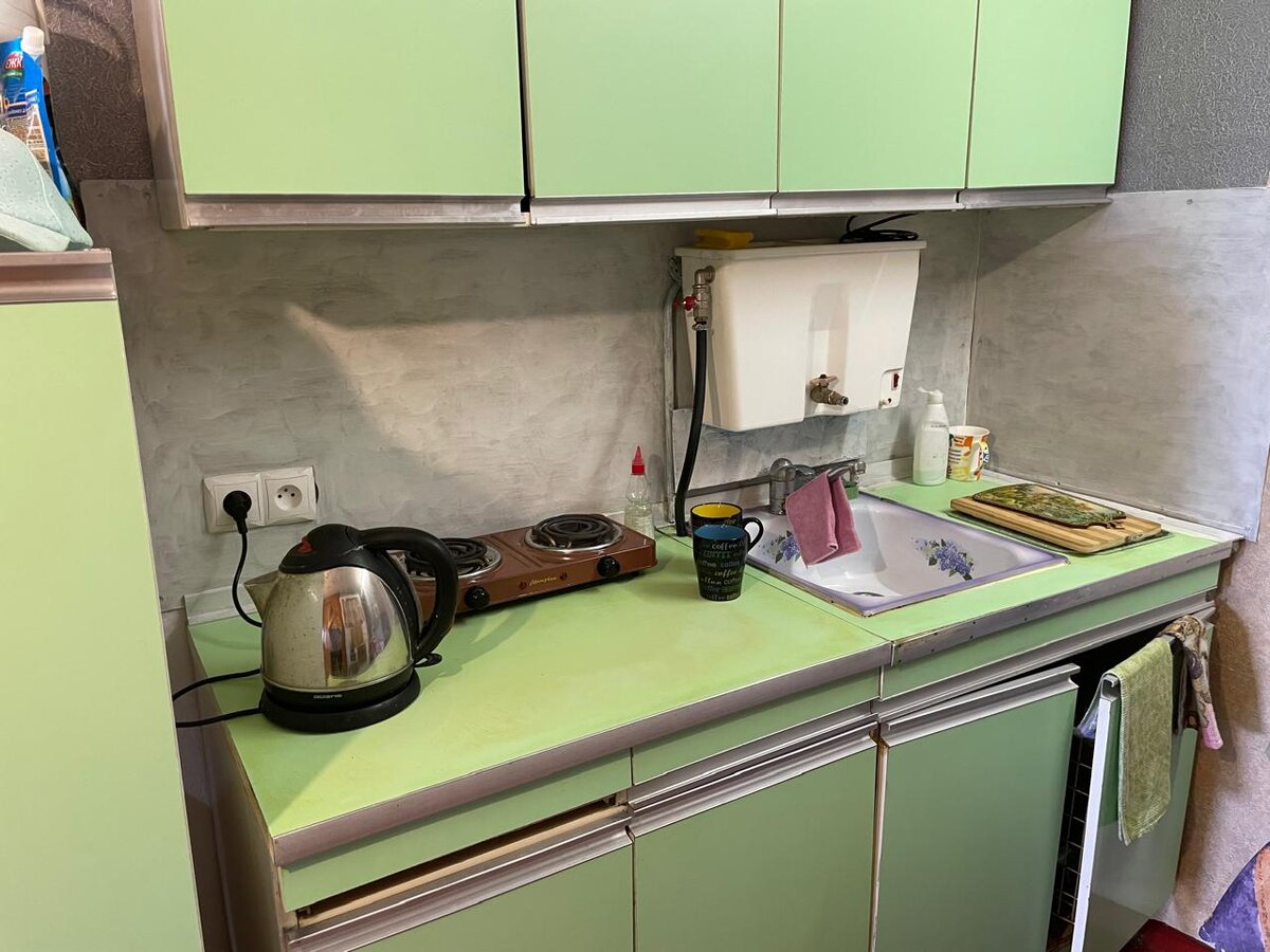 Фартук покрасила в белый цвет на один раз, конечно, нужно повторить. Со стола лист сняла, и удалось даже отмыть пластик. Листайте)