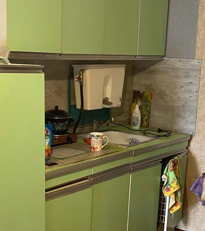 Было так: серые листы вместо фартука, и такой же лист на столе.