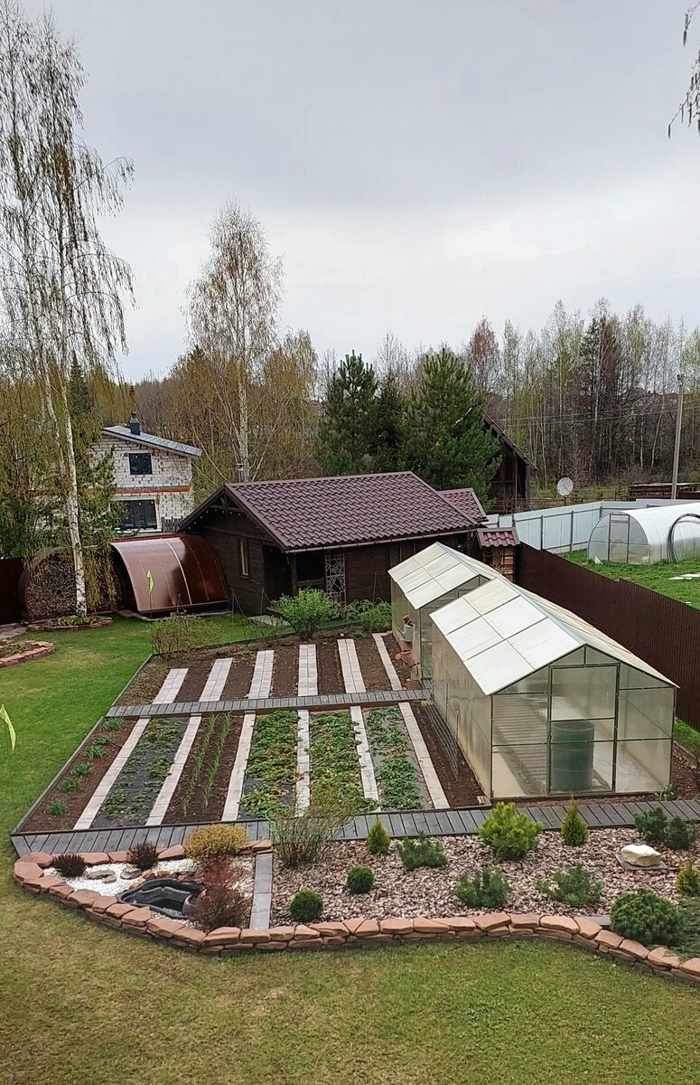 Вид на огород со второго этажа.