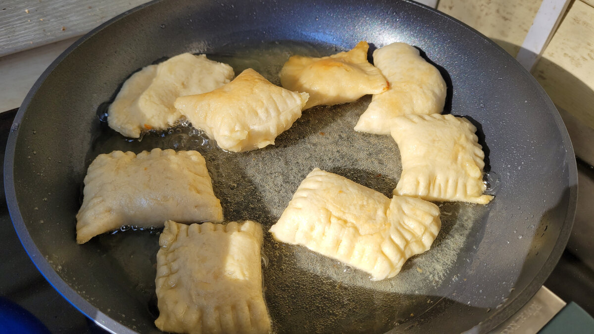 Эмпанадас жарятся на новой сковороде